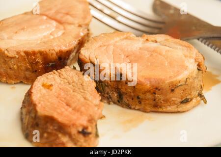 Schweinefilet auf Grill. Bauernhof aufgewachsen Erbe Schweinefilet auf dem Grill Stockfoto