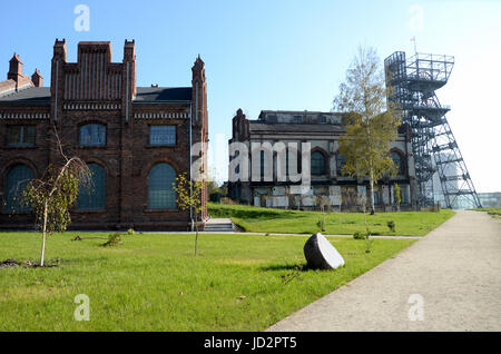 Alten Minenschacht und moderne Gebäude (Schlesische Museum, Katowice in Polen) Stockfoto