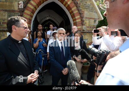 Bürgermeister von London Sadiq Khan und seine Frau Saadiya Khan (Mitte) St Clement Kirche, in der Nähe von Grenfell Turm im Westen von London nach einem Feuer verschlungen das 24-geschossige Gebäude am Mittwochmorgen verlassen. Stockfoto