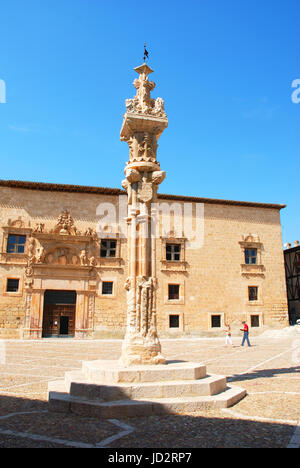 Gotischen Pranger und Fassade des Palastes Avellaneda. Plaza Mayor, Peñaranda de Duero, Burgos Provinz, Kastilien-Leon, Spanien. Stockfoto