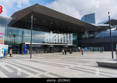 Wien, Österreich, Kleine Menschenmassen Reisen U-Bahn-Bahnhof, Außengebäude, Schild Wien Hauptbahnhof, Eingang Stockfoto
