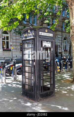 Einer schwarzen traditionellen Telefonzelle in Square Mile of London, UK Stockfoto