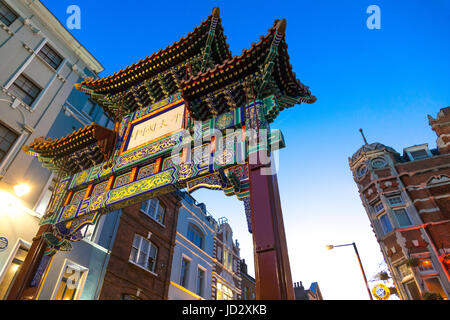 Bunte Tor in Chinatown am Abendzeit, London, UK Stockfoto