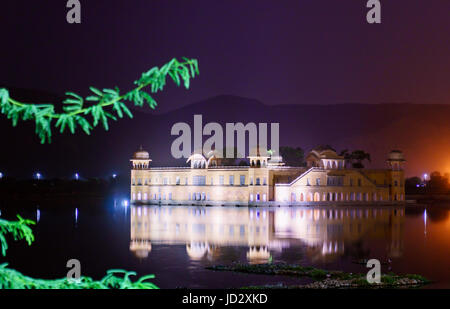 Die berühmteste Sehenswürdigkeit Jal Mahal, Wasser Palast in Jaipur in der Nacht. Dies ist ein schönes und beliebtes Ausflugsziel für Einheimische und Reisende gleichermaßen Stockfoto
