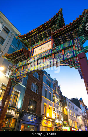 Bunte Tor in Chinatown am Abendzeit, London, UK Stockfoto