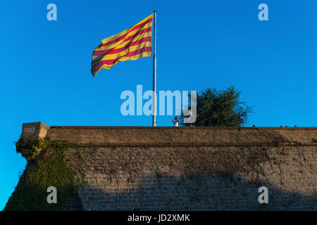 Senyera Flagge am Schloss von Montjuic in Barcelona bedeutet katalanischen Wunsch nach Unabhängigkeit von Spanien. Stockfoto