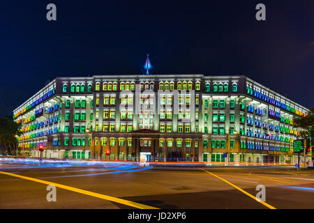 Das alte Hill Street Polizei Bahnhofsgebäude in der Nacht, mit bunten Fenstern am Clark Quay, Singapur Stockfoto