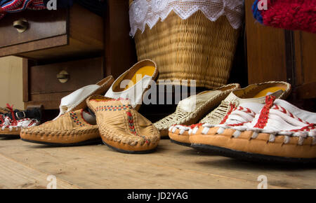 FRANKFURT, Deutschland - 6. Juni 2017: Handgefertigte Schuhe zu den kroatischen Straßenmarkt, Frankfurt Am Main, Deutschland. Stockfoto