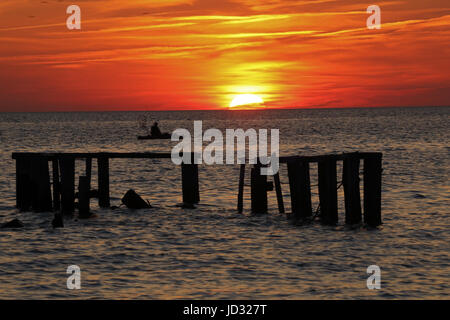 Angeln bei Sonnenuntergang, Delaware Bay. New Jersey Stockfoto