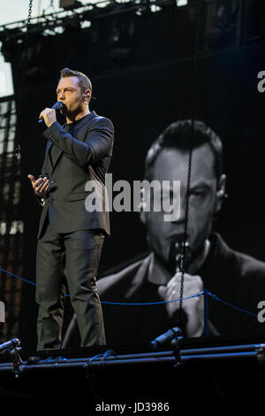 Mailand, Italien. 17. Juni 2017. Italienischer Sänger Tiziano Ferro auf die Bühne des San-Siro-Stadion in Mailand für den zweiten Milan Abend seiner neuen Tour engagiert "Il Mestiere della Vita Tour" Credit: Luca Marenda/Pacific Press/Alamy Live News Stockfoto