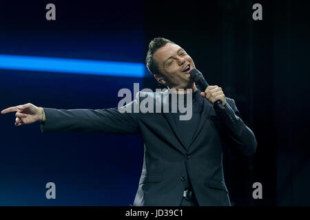 Mailand, Italien. 17. Juni 2017. Italienischer Sänger Tiziano Ferro auf die Bühne des San-Siro-Stadion in Mailand für den zweiten Milan Abend seiner neuen Tour engagiert "Il Mestiere della Vita Tour" Credit: Luca Marenda/Pacific Press/Alamy Live News Stockfoto