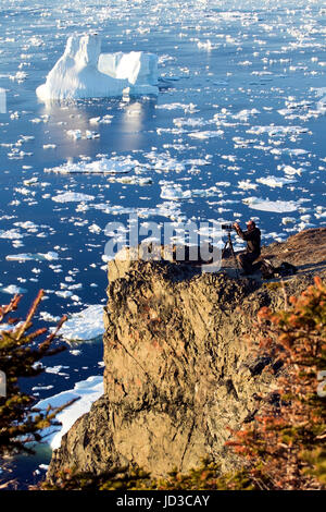 Fotograf auf Klippe in Crow Kopf, Twillingate, Neufundland, Kanada Stockfoto