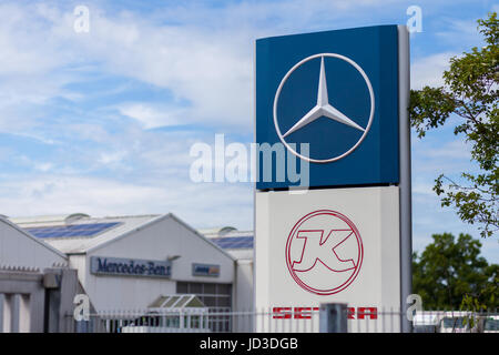 Burg/Deutschland - Juni 11, 2017: Mercedes-benz-Logo in der Nähe einer LKW-Werkstatt. Mercedes-Benz ist ein globaler Automobilhersteller Stockfoto