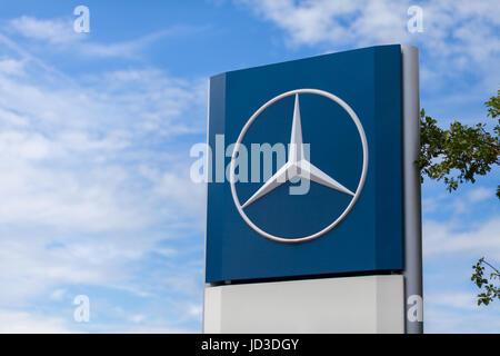 Burg/Deutschland - Juni 11, 2017: Mercedes-benz-Logo in der Nähe einer LKW-Werkstatt. Mercedes-Benz ist ein globaler Automobilhersteller Stockfoto