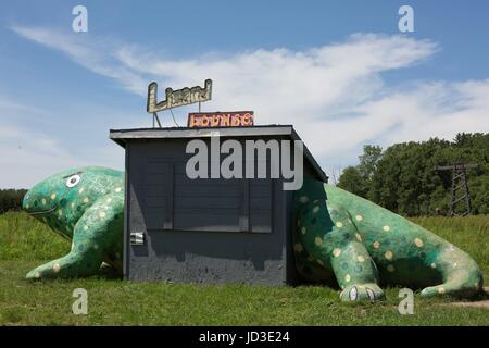 "Lizard Lounge" von Mary Johnson, auf dem Display an Franken Skulpturenpark im Shafer, Minnesota, USA. Stockfoto