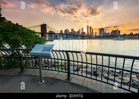 New York City Sunse mit Brooklynbridge und Manhattan Stockfoto