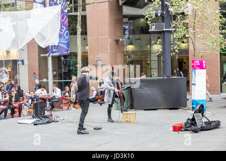 Zwei männliche Buskers Durchführung in Martin Place im Zentrum von Sydney, Australien Stockfoto