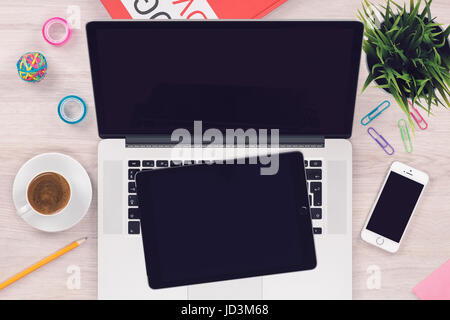 Draufsicht flach legen Arbeitsbereich Mockup mit offenen Laptop TabletPC und Smartphone auf Schreibtisch aus Holz Stockfoto