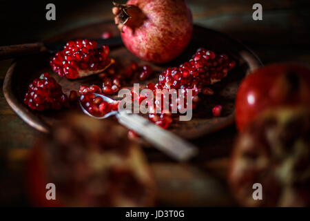 Roten Saft Granatapfel auf Vintage-Hintergrund Stockfoto