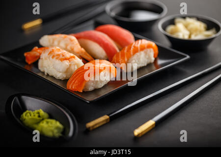 Sashimi Sushi set mit Soja und Ingwer Stockfoto