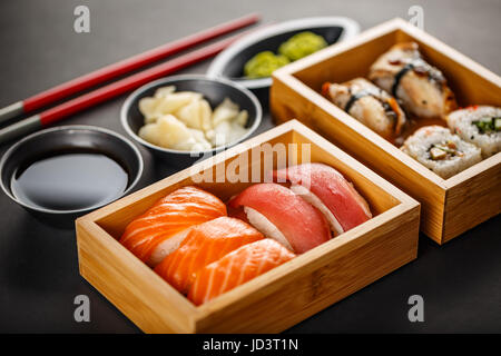 Sushi Set, Sushi-Rollen serviert in Bambus-Kiste Stockfoto