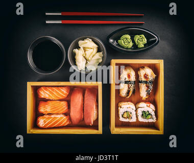 Sushi Set: Sushi und Sushi Rollen auf schwarzem Hintergrund, Ansicht von oben Stockfoto