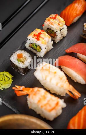Sashimi Sushi set und Sushi-Rollen mit Soja und Ingwer Stockfoto