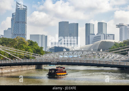 Eine Kreuzfahrt-Schiff unter Cavenagh Brücke, Singapur Stockfoto