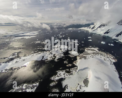 Seltene Luftaufnahmen rund um Pleneau Island, Antarktis. Wirklich hoch über dem Boden. Stockfoto