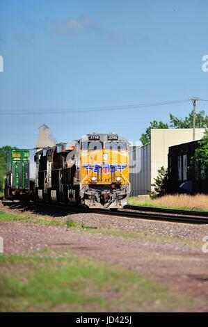 Ein nach Westen Union Pacific-Güterzug mit einer schweren bestehen aus Fracht wie es rauscht durch DeKalb, Illinois auf dem Weg von Chicago. Stockfoto