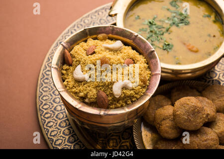 Traditionellen Rajasthani Essen Daal Baati Churma. Indisches Essen. Stockfoto