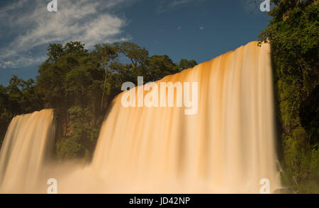 Majestätische Iguazu Wasserfall vom Feinsten im Januar. Wasser wird braun in dieser Zeit des Jahres. Stockfoto