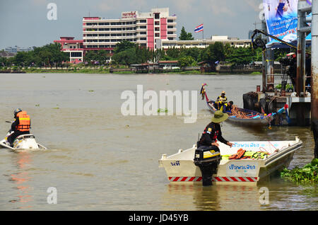 Wachmann, Reiten, Jet-Ski und Schlauchboot für Sicherheit und Schutz in langen Boot racing Festival am Chaopraya River in Nonthaburi, Thailand Stockfoto
