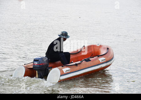 Wachmann, Reiten, Jet-Ski und Schlauchboot für Sicherheit und Schutz in langen Boot racing Festival am Chaopraya River auf 8. November 2015 in Nonthab Stockfoto