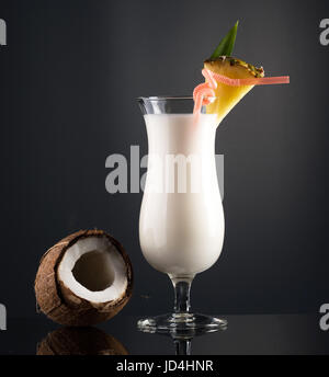 Pina Colada Getränk im Cocktailglas Stockfoto