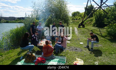 Kursk, Rußland - June1, 2017: Gruppe von Freunden mit Picknick in einem Park an einem sonnigen Tag - Menschen hängen, Spaß beim Grillen und entspannen. Stockfoto