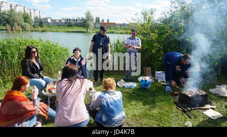 Kursk, Rußland - June1, 2017: Gruppe von Freunden mit Picknick in einem Park an einem sonnigen Tag - Menschen hängen, Spaß beim Grillen und entspannen. Stockfoto