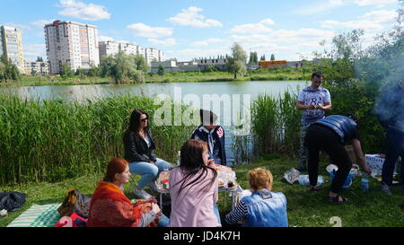 Kursk, Rußland - June1, 2017: Gruppe von Freunden mit Picknick in einem Park an einem sonnigen Tag - Menschen hängen, Spaß beim Grillen und entspannen. Stockfoto