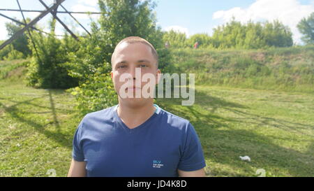 Kursk, Rußland - June1, 2017: Gruppe von Freunden mit Picknick in einem Park an einem sonnigen Tag - Menschen hängen, Spaß beim Grillen und entspannen. Stockfoto