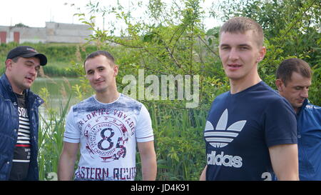 Kursk, Rußland - June1, 2017: Gruppe von Freunden mit Picknick in einem Park an einem sonnigen Tag - Menschen hängen, Spaß beim Grillen und entspannen. Stockfoto