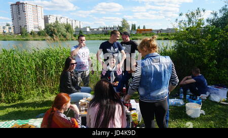 Kursk, Rußland - June1, 2017: Gruppe von Freunden mit Picknick in einem Park an einem sonnigen Tag - Menschen hängen, Spaß beim Grillen und entspannen. Stockfoto