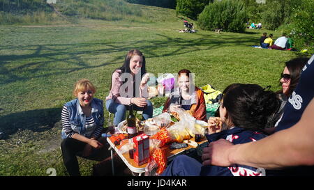 Kursk, Rußland - June1, 2017: Gruppe von Freunden mit Picknick in einem Park an einem sonnigen Tag - Menschen hängen, Spaß beim Grillen und entspannen. Stockfoto