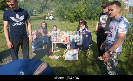 Kursk, Rußland - June1, 2017: Gruppe von Freunden mit Picknick in einem Park an einem sonnigen Tag - Menschen hängen, Spaß beim Grillen und entspannen. Stockfoto