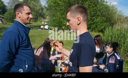 Kursk, Rußland - June1, 2017: Gruppe von Freunden mit Picknick in einem Park an einem sonnigen Tag - Menschen hängen, Spaß beim Grillen und entspannen. Stockfoto