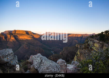 Blyde River Canyon, berühmte Reiseziel in Südafrika. Letzten Sonnenlicht auf den Bergkämmen. Ultra-Weitwinkel-Ansicht von oben. Stockfoto