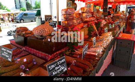 Traditionelle Outdoor-Marktstand mit Fleisch und Saucisson, Chamonix, Mont Blanc, Frankreich Stockfoto