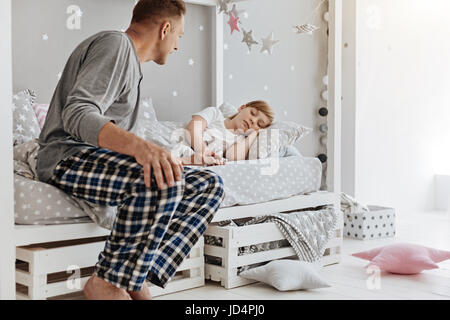 Liebenden vorsichtig sein Vater sein Kind sorgfältig aufwachen Stockfoto