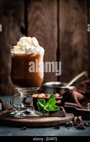 Eistee Kakaogetränk mit Schlagsahne, kalte Schokolade Getränk, Kaffee Frappe auf dunklem Hintergrund Stockfoto