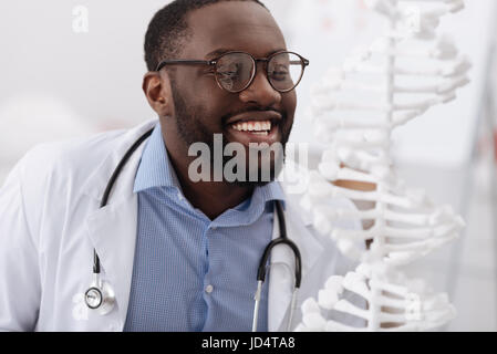 Freudige begeistert Wissenschaftler lächelnd Stockfoto