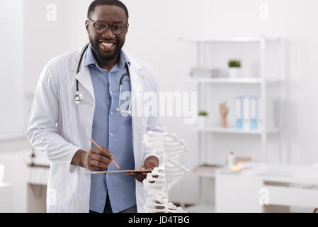 Glücklich fröhliche Biologen betrachten Sie Stockfoto